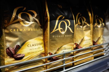 Lviv, Ukrayna - 25 Mart 2025: Çeşitli rostolardaki L 'OR kahve poşetleri perakende satış rafında sergilendi.