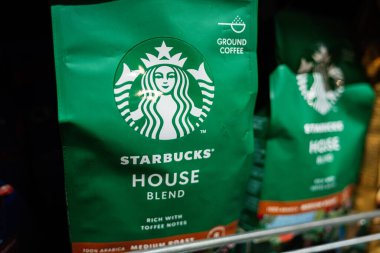 Lviv, Ukrayna - 25 Mart 2025: Ground Coffee, Starbucks 'taki evlerin karışımına zengin şekerleme aromalı notlar eklenmiştir..