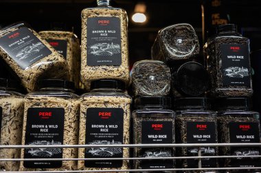 Lviv, Ukrayna - 25 Mart 2025: Sergilenmekte olan Pere markasının şeffaf konteynerlerinde kahverengi ve yabani pirinç