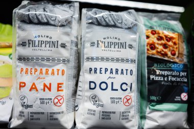 Lviv, Ukrayna - 25 Mart 2025: Molino Filippini glütensiz ekmek, tatlı ve pizza karışımları.