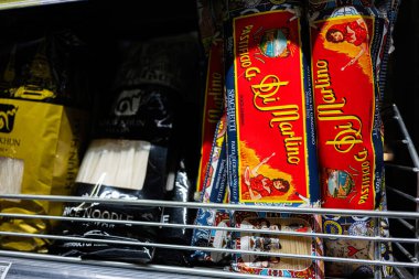 Lviv, Ukrayna - 25 Mart 2025: Piyasa raflarındaki çeşitli markalar için parlak makarna ve erişte paketleri