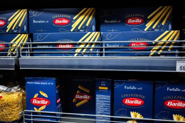 Lviv, Ukrayna - 25 Mart 2025: Çeşitli Barilla makarna kutuları bir market rafında düzgünce düzenlendi.