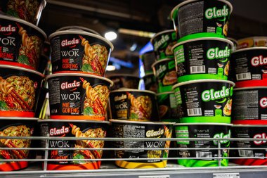 Lviv, Ukrayna - 25 Mart 2025: Glad 'in hazır şehriyelerinin bir süpermarket koridorunda kapanışı