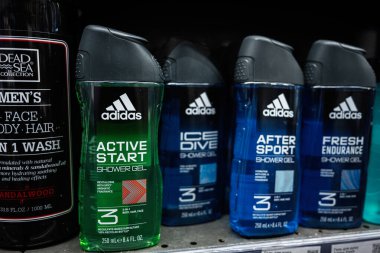 Lviv, Ukrayna - 25 Mart 2025: Markalı Adidas marka duş jelleri bir süpermarket rafında perakende ambalajda sergileniyor.