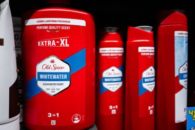 Lviv, Ukrayna - 25 Mart 2025: Mağaza raflarında çeşitli Old Spice Whitewater ceset yıkama şişeleri sergilenmektedir.