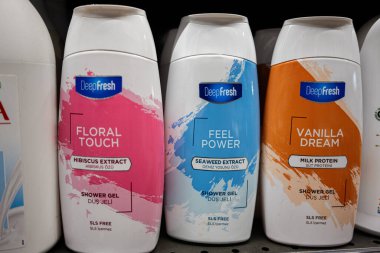 Lviv, Ukrayna - 25 Mart 2025: Çiçek, yosun ve vanilya çeşitlerinde DeepFresh duş jelleri rafları