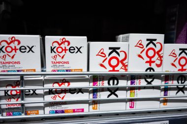 Lviv, Ukrayna - 25 Mart 2025: Kadınsal ürünler bölümünü vurgulayan bir perakende mağazasında Kotex markalı tampax kutuları.