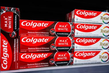 Lviv, Ukrayna - 25 Mart 2025: Colgate Max White ve Toplam diş macunu kutuları bir mağazada düzenli olarak satılıyor