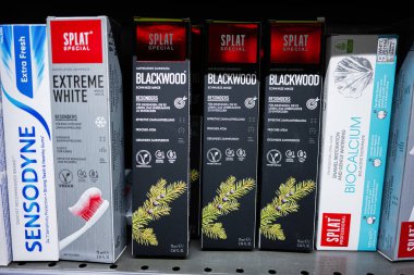 Lviv, Ukrayna - 25 Mart 2025: Sensodyne ve diğerleriyle birlikte bir perakende mağazasında sunulan sıçrama diş macunu serisi.