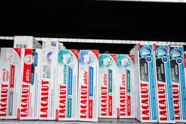 Lviv, Ukrayna - 25 Mart 2025: Bir mağazadaki rafta düzgünce sergilenen çeşitli Lacalut diş macunu ürünleri