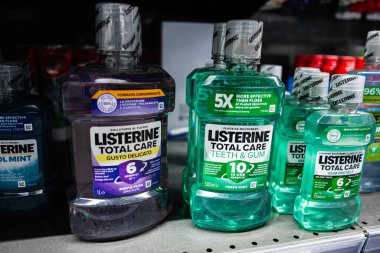 Lviv, Ukrayna - 25 Mart 2025: Çeşitli Listerine Toplam Bakım şişeleri perakende raflarında gösterilip kategorize edildi.