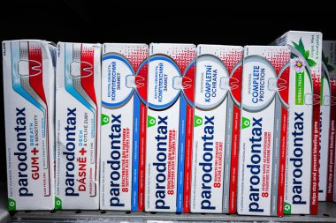Lviv, Ukrayna - 25 Mart 2025: Parodontax diş macunu ürünleri farklı varyantların ve ambalajların düzgünce yerleştirilmesi.