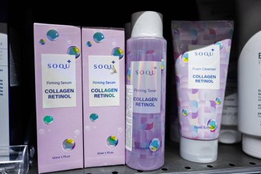 Lviv, Ukrayna - 25 Mart 2025: SOQU + 'dan Kolajen Retinol ürünleri serum, toner ve köpük temizleyici.
