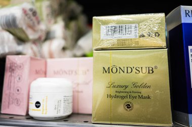 Lviv, Ukrayna - 25 Mart 2025: Golden MOND 'SUB cilt ürünü, hidrojel göz maskeleri, bir mağazanın rafında çekilmiş.