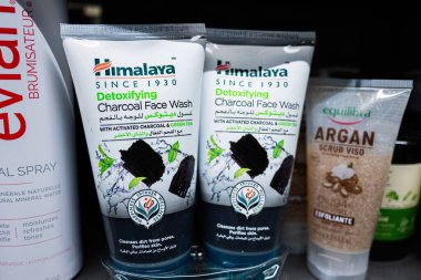 Lviv, Ukrayna - 25 Mart 2025: Himalaya ve Equilibra cilt ürünlerinin perakende satış rafında yakın plan çekimleri.