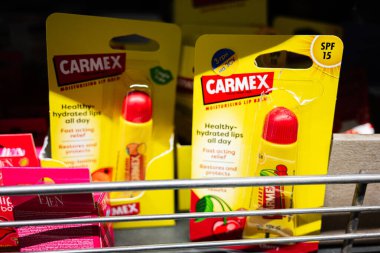 Lviv, Ukrayna - 25 Mart 2025: Perakende mağaza ortamında gösterilen Carmex dudak kreminin ürün ambalajı