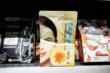 Lviv, Ukrayna - 25 Mart 2025: Mond 'Sub Calendula yüz maskeleri ve diğer cilt ürünleri