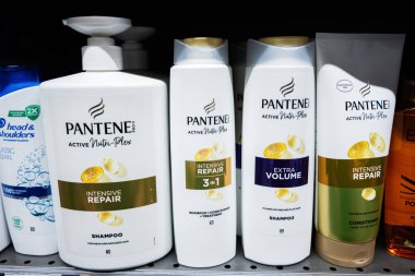 Lviv, Ukrayna - 25 Mart 2025: Perakende satış ortamında Pantene ve Head & Shoulders saç bakım ürünlerinin çeşitliliği