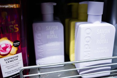Lviv, Ukrayna - 25 Mart 2025: Perakende satış rafında Savon de Royal keratin şampuanı.