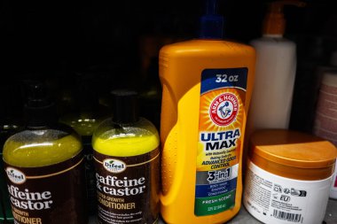 Lviv, Ukrayna - 25 Mart 2025: Arm ve Hammer Ultra Max ambalajları da dahil olmak üzere şampuan ve saç kremi şişeleri rafta
