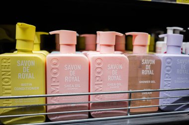 Lviv, Ukrayna - 25 Mart 2025: Savon De Royal tarafından çeşitli stillerin yer aldığı bir rafta düzenlenmiş kozmetik ürünler
