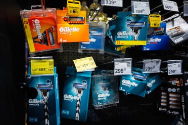 Lviv, Ukrayna - 25 Mart 2025: Mağaza vitrininde fiyatlandırmalı ve etiketli Gillette ustura ve bıçaklarının seçimi