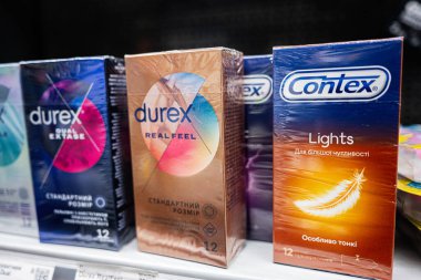 Lviv, Ukrayna - 25 Mart 2025: Durex ve Contex kondom kutularının bir mağaza rafında perakende paketinde yakın plan.