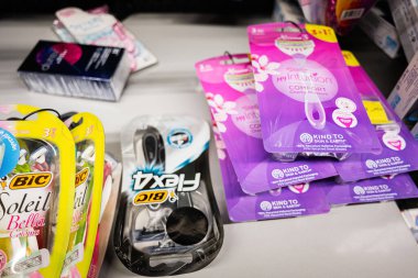 Lviv, Ukrayna - 25 Mart 2025: Bic ve Schick de dahil olmak üzere çeşitli jilet markaları perakende sahasında sergilendi.