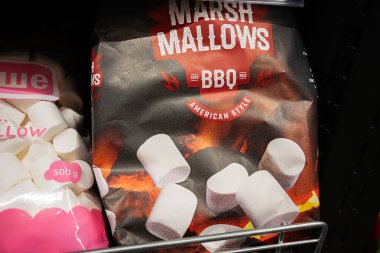 Lviv, Ukrayna - 25 Mart 2025: Marketin rafında Amerikan usulü BBQ şekerlemelerinin yakın çekimi.