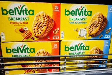 Lviv, Ukrayna - 25 Mart 2025: Marketin rafında canlı paketlerle sergilenen Belvita kahvaltı bisküvileri.