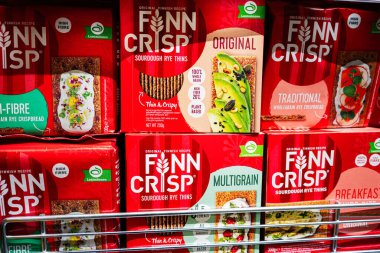 Lviv, Ukrayna - 25 Mart 2025: Bir perakende mağazasının rafına yerleştirilmiş çeşitli Finn Crisp mayalı çavdar ekmeği çeşitleri.