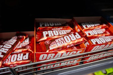 Lviv, Ukrayna - 25 Mart 2025: Market perakende satış ortamında rafta sergilenen kutu Pro Bar protein çubukları.