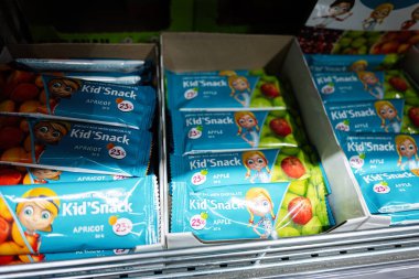 Lviv, Ukrayna - 25 Mart 2025: Kayısı ve elma aromalı Kid 'Snack barları perakende satış mağazasında sergilendi