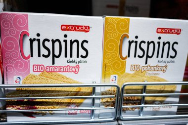 Lviv, Ukrayna - 25 Mart 2025: Extrudo Crispins BIO ürünlerini metal bir rafta paketleyip düzenledi.
