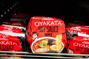 Lviv, Ukrayna - 25 Mart 2025: Oyakata Soya Soslu Ramen Erişte paketi bir mağaza rafında satışa sunuldu.