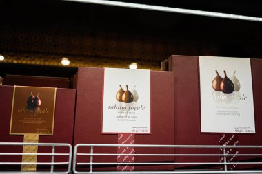 Lviv, Ukrayna - 25 Mart 2025: Premium Rabitos Royale çikolata kutularının yakın çekim sergilenmesi.