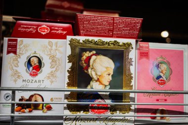 Lviv, Ukrayna - 25 Mart 2025: Zarif tasarımların sergilendiği çeşitli Reber Mozart çikolata paketleri