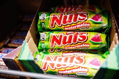 Lviv, Ukrayna - 25 Mart 2025: Eşsiz karpuz aromalı Nestle Nuts çikolataları canlı ambalajlarla dolu raflarda sergileniyor.