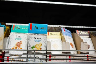 Lviv, Ukrayna - 25 Mart 2025: Villars 'ın çeşitli aromalı İsviçre çikolataları perakende rafına yerleştirildi.