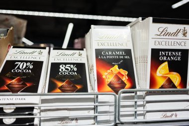 Lviv, Ukrayna - 25 Mart 2025: Satış rafında sergilenen koyu ve aromalı Lindt çikolatalarının seçimi