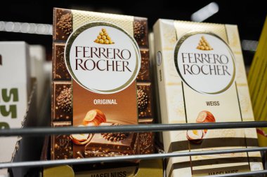 Lviv, Ukrayna - 25 Mart 2025: Dükkandaki raflarda Ferrero Rocher çikolatalarının çeşitli aromalarla yakın çekimi