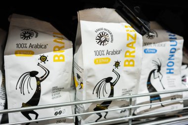 Lviv, Ukrayna - 25 Mart 2025: Arabica Brezilya ve Honduras etiketli kahve çekirdeği paketlerinin perakende satışı