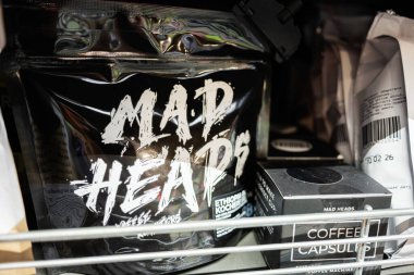 Lviv, Ukrayna - 25 Mart 2025: Mad Heads marka kahve paketleri, Etiyopya kahve çekirdekleri ve görünür kapsüller.