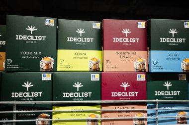 Lviv, Ukrayna - 25 Mart 2025: Raflarda İdealist Kahve Co markalı çeşitli kahve paketlerinin yakın çekimi.