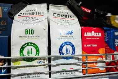 Lviv, Ukrayna - 25 Mart 2025: Lavazza Il Mattino 'nun yanı sıra Caffe Corsini Bio ve Kafeinsiz çeşitleri, bir rafta sergilendi.
