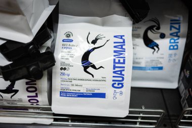 Lviv, Ukrayna - 25 Mart 2025: Bir rafta özel işaretli bir paket Guatemala% 100 arabika kahvesi.