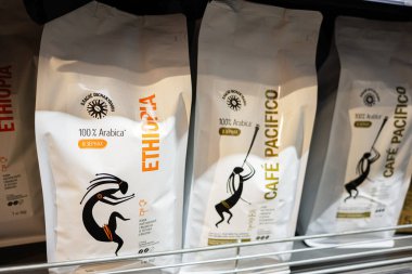 Lviv, Ukrayna - 25 Mart 2025: Arap kahve çekirdek paketleri, Etiyopya ve Cafe Pacifico markaları raflarda sergileniyor