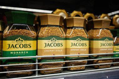 Lviv, Ukrayna - 25 Mart 2025: Jacobs 'un hazır kahve kavanozları bir süpermarket rafında çeşitli çeşitlerde sergilenmektedir.