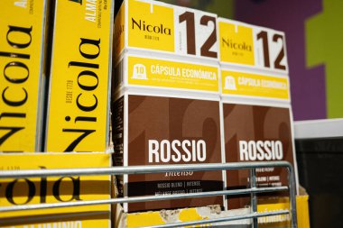 Lviv, Ukrayna - 25 Mart 2025: Nicola Rossio 'da paketlenmiş kahve kapsülleri bir mağaza rafına yerleştirilmiş