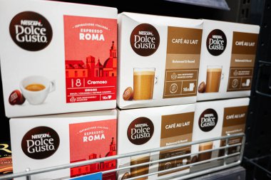 Lviv, Ukrayna - 25 Mart 2025: Çeşitli Nescafe Dolce Gusto kahve kapsülü kutuları perakende rafında düzgünce düzenlendi